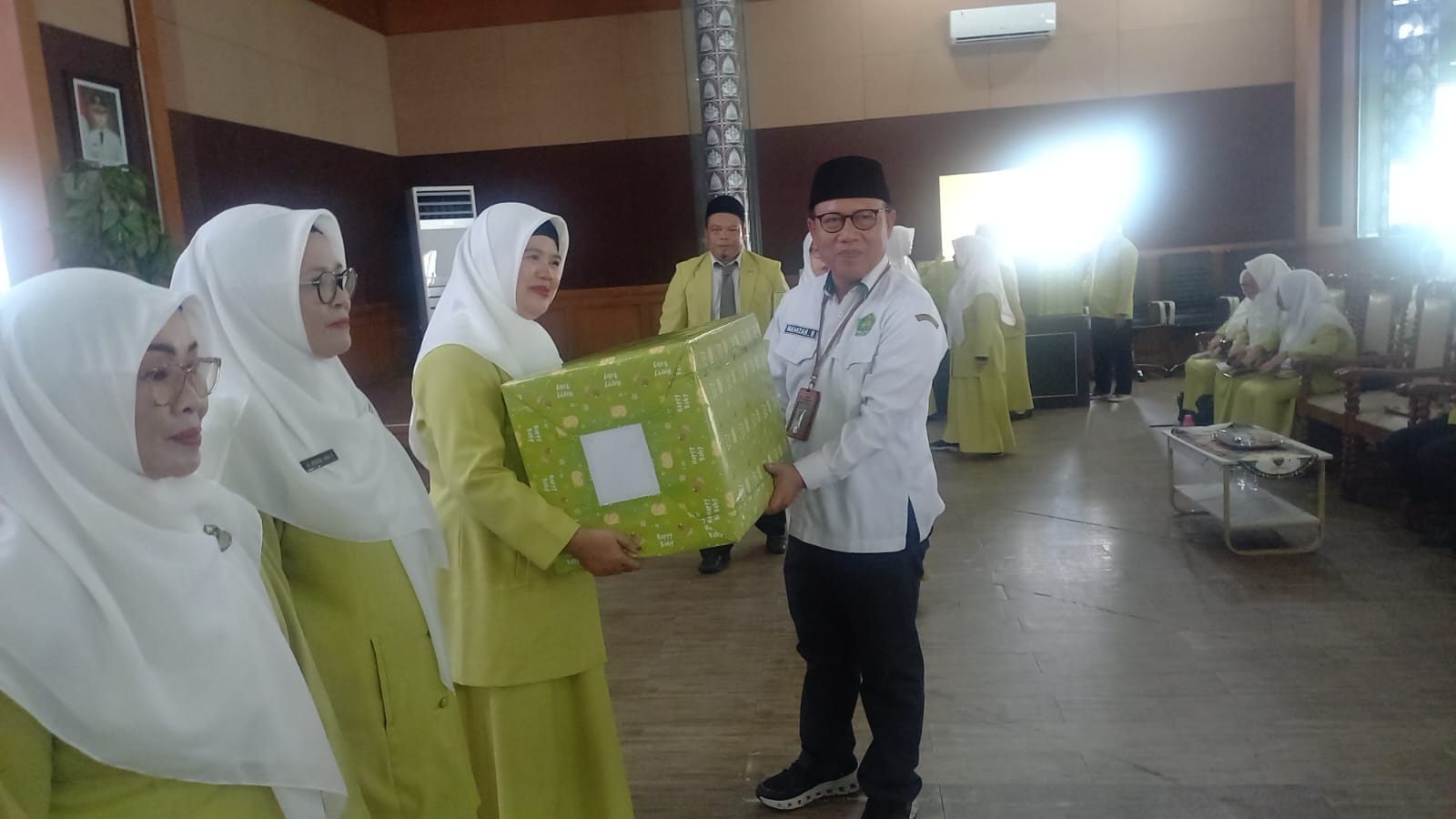 Pelantikan pengurus KKRA/IGRA Kabupaten Sumedang dirangkaikan dengan pembukaan Program Pengembangan Keprofesian Berkelanjutan (PKB) bagi guru Raudhatul Athfal (RA) digelar di Aula Tampomas Kabupaten Sumedang, Senin (04/05/2026).