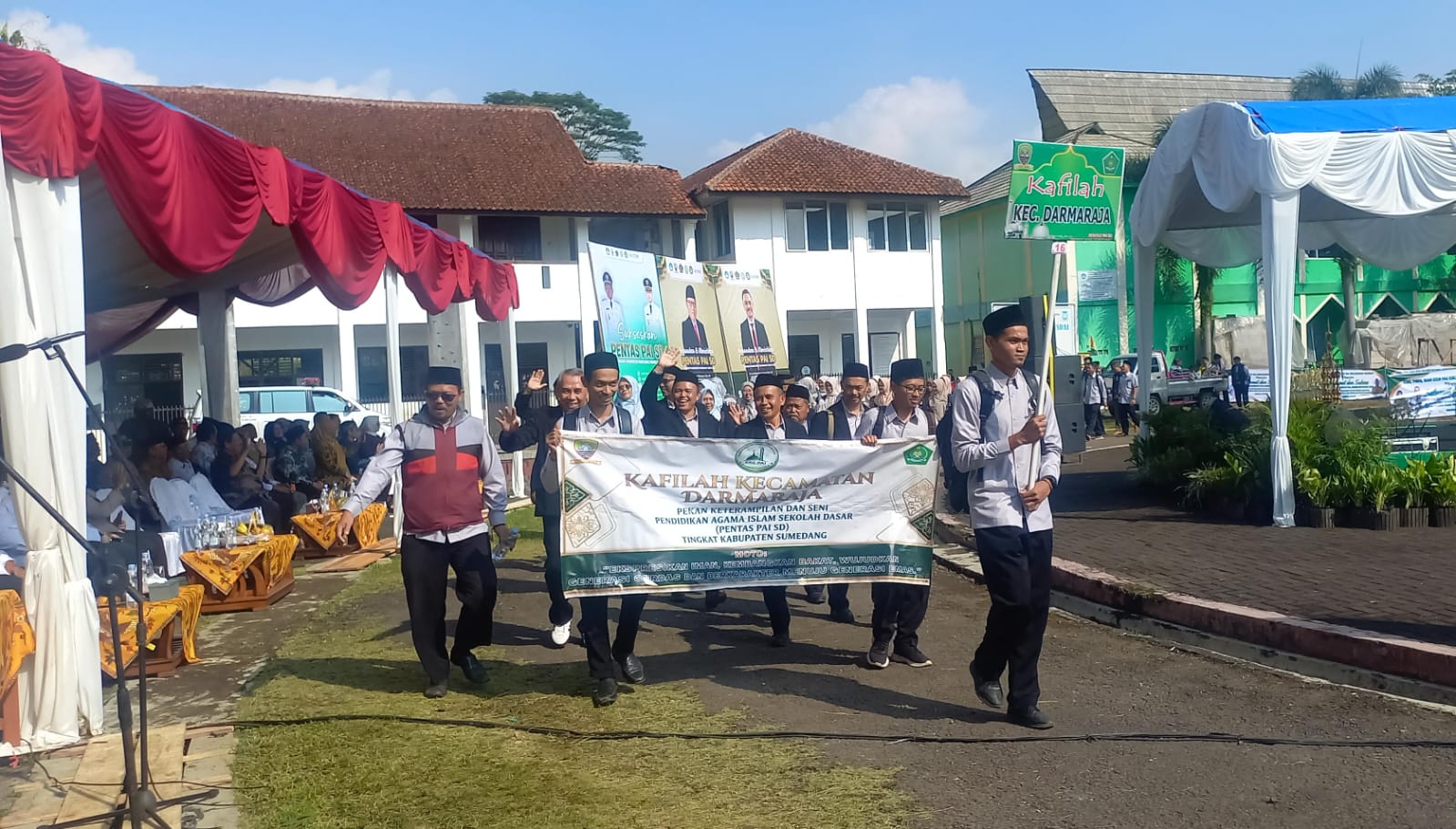 Sebanyak 26 peserta defile dari 26 kecamatan se-Kabupaten Sumedang turut memeriahkan pembukaan Pekan Keterampilan dan Seni Pendidikan Agama Islam (PENTAS PAI) SD Tingkat Kabupaten Sumedang Tahun 2026. Kegiatan ini secara resmi dibuka oleh Wakil Bupati Sumedang, M. Fajar Aldila, di Lapangan Manasik Haji PUSDAI Sumedang, Selasa (05/05/2026).