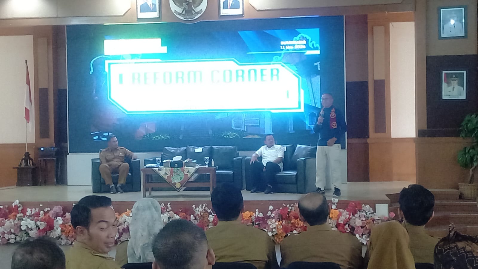 Bupati Sumedang Dony Ahmad Munir membuka kegiatan Reform Corner Meritokrasi Birokrasi bertema “Mewujudkan Birokrasi Tanpa Sekat untuk Membangun ASN Sumedang yang Gesit, Tuntas dan Berorientasi Hasil” di Aula Tampomas PPS Kabupaten Sumedang, Senin (11/05/2026).