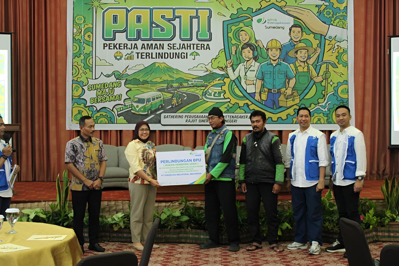 BPJS Ketenagakerjaan Cabang Sumedang memberikan penghargaan kepada Saesya Fikri Islami dalam kegiatan Company Gathering BPJS Ketenagakerjaan Sumedang Tahun 2026 yang dilaksanakan di Hotel Puri Khatulistiwa pada Kamis (7/5/2026).