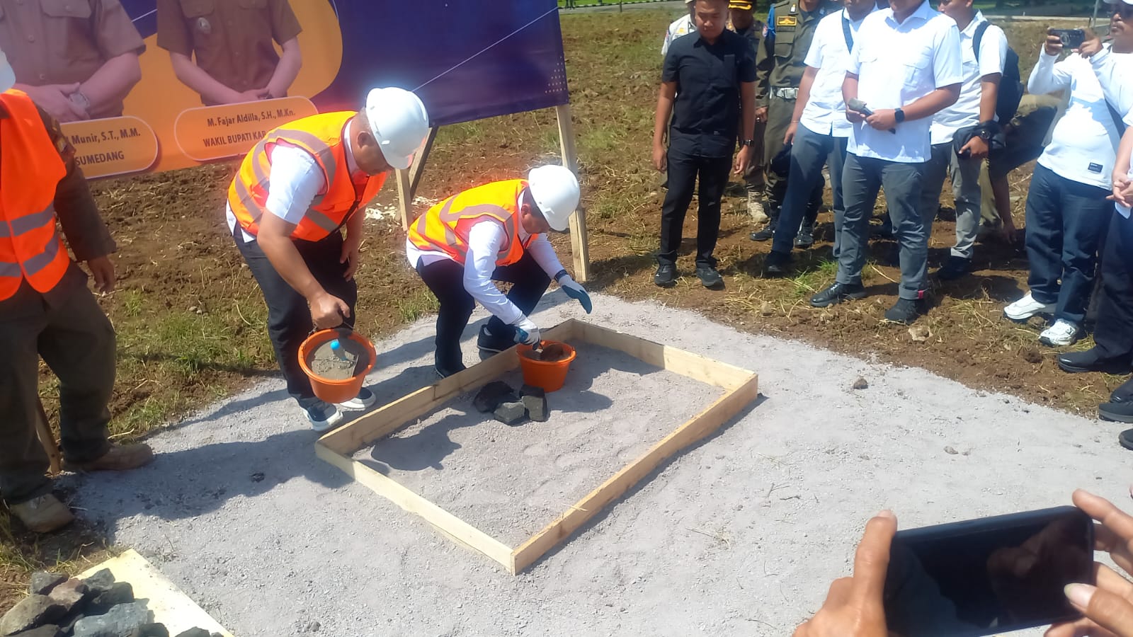 Bupati Sumedang melakukan peletakan batu pertama pembangunan Kantor Satuan Polisi Pamong Praja (Satpol PP) Kabupaten Sumedang yang berlokasi di kawasan PPS. Kegiatan ini menjadi langkah awal pembangunan fasilitas baru untuk meningkatkan kualitas pelayanan dan penguatan kinerja Satpol PP ke depan.