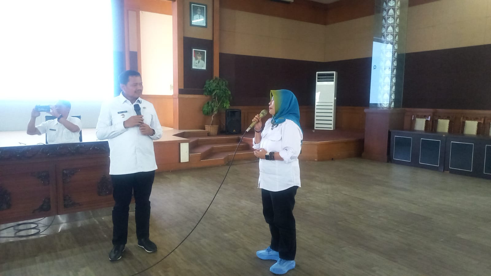 Dinas Perhubungan Kabupaten Kabupaten Sumedang menggelar kegiatan Sosialisasi Keselamatan Berlalu Lintas bersama Kepala Sekolah SMP se-Kabupaten Sumedang yang secara resmi dibuka oleh Bupati Sumedang Dony Ahmad Munir. Kegiatan tersebut berlangsung di Aula Tampomas PPS, Rabu (13/05/2026).