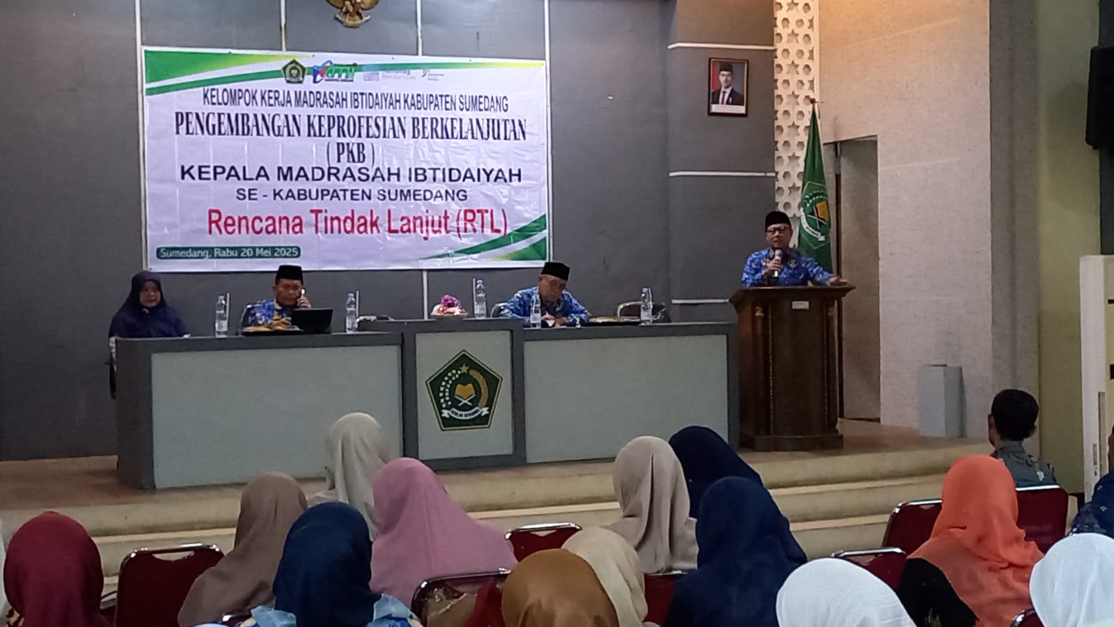 Kelompok Kerja Madrasah Ibtidaiyah (KKMI) Kabupaten Sumedang menggelar kegiatan Pengembangan Keprofesian Berkelanjutan (PKB) bagi kepala Madrasah Ibtidaiyah se-Kabupaten Sumedang di Gedung Sarana Penunjang Pendidikan Kementerian Agama Kabupaten Sumedang, Rabu (20/05/2026).