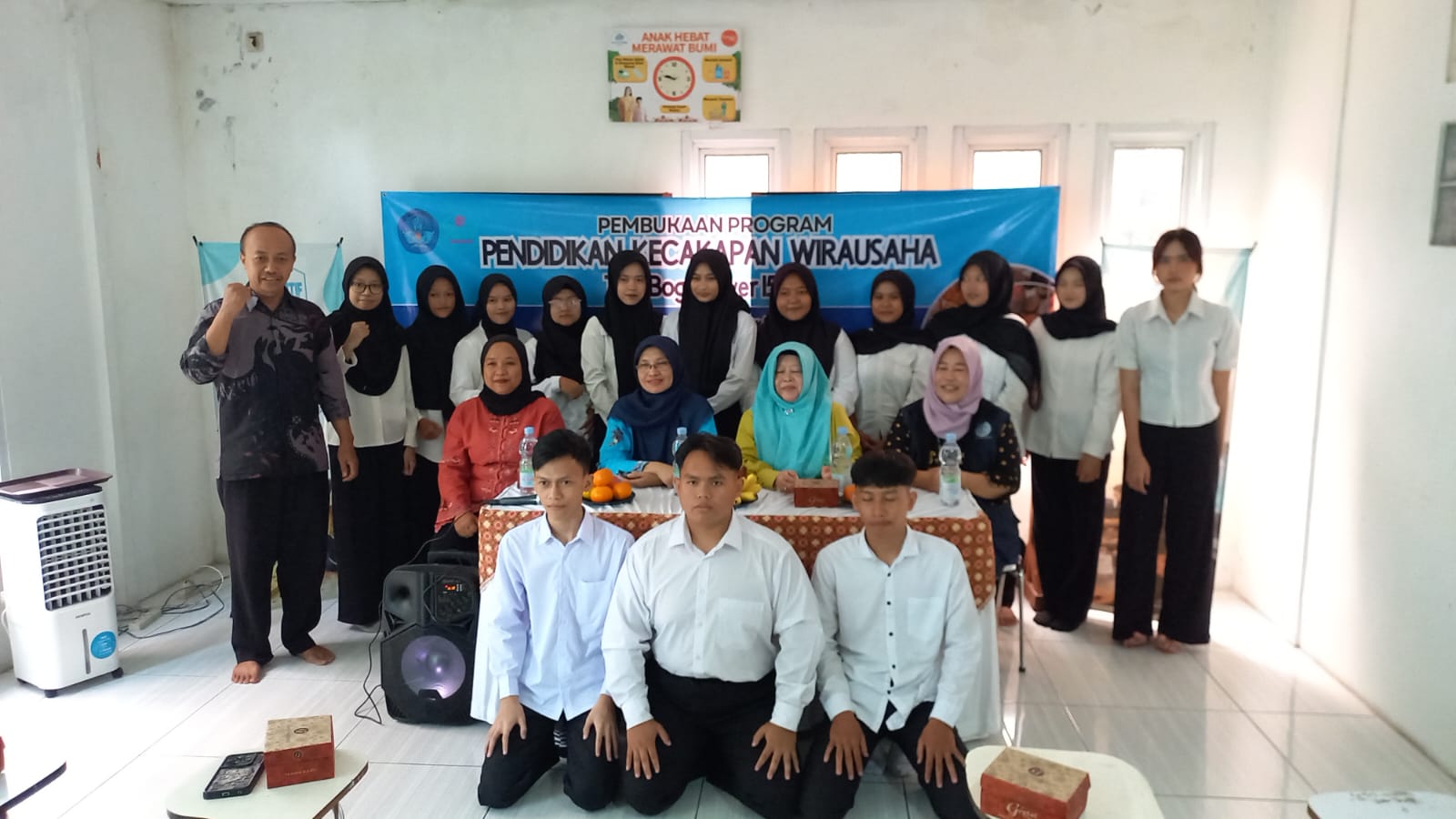 Sebanyak 15 peserta mengikuti Program Pendidikan Kecakapan Wirausaha (PKW) Tata Boga tipe Silver 150 Jam Pelajaran (JP) yang diselenggarakan LPK Prestatif di Kecamatan Cimalaka, Kabupaten Sumedang, Kamis (21/05/2026).
