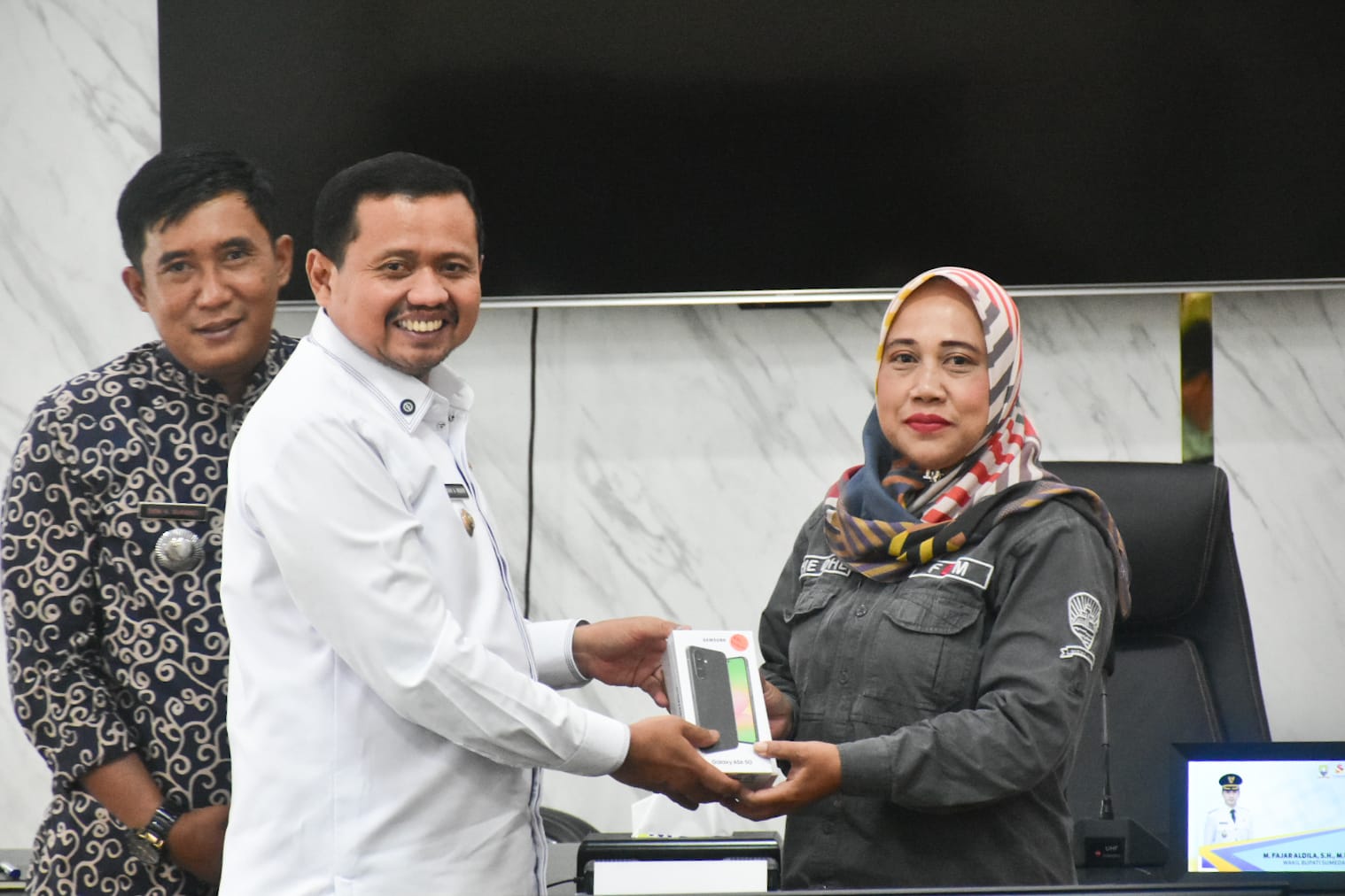 Bupati Sumedang Dony Ahmad Munir menegaskan pentingnya peran Kelompok Informasi Masyarakat (KIM) sebagai penyampai informasi yang akurat, objektif, dan bertanggung jawab di tengah derasnya arus informasi media sosial. Penegasan tersebut disampaikan saat penyerahan bantuan peralatan audio visual bagi Kelompok Informasi Kecamatan di Ruang Tamu Bupati, Pusat Pemerintahan Sumedang, Kamis (21/5/2026).