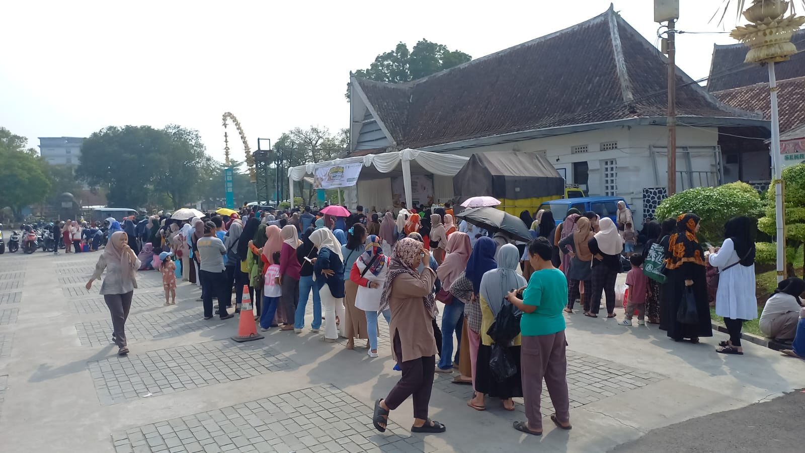 Pemerintah Daerah Kabupaten Sumedang melalui Dinas Pertanian dan Ketahanan Pangan (DPKP) menggelar Gerakan Pangan Murah di Halaman Mal Pelayanan Publik (MPP) Kabupaten Sumedang, Jumat (22/05/2026), guna menstabilkan pasokan dan harga pangan menjelang Hari Raya Idul Adha 1447 Hijriah sekaligus membantu masyarakat memperoleh kebutuhan pokok dengan harga terjangkau.