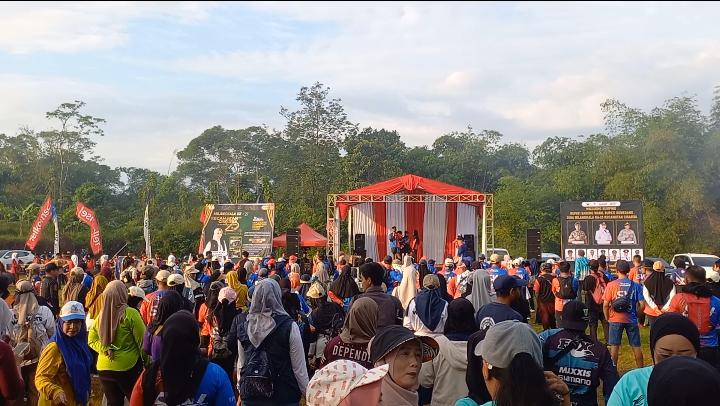 Kegiatan Country Road bersama komunitas Sumedang Walker dalam rangka Milangkala Kecamatan Cisarua ke-25 berlangsung meriah di Lapang Cisalak, Kecamatan Cisarua, Kabupaten Sumedang. Perayaan ini dihadiri Sekretaris Daerah Kabupaten Sumedang Dr. Hj. Tuti Ruswati, Camat Cisarua Lilis Budiani, unsur Forkopimcam, kepala desa, serta ratusan peserta dan masyarakat, sekaligus dirangkaikan dengan peresmian rumah relokasi bencana dan bantuan rumah tidak layak huni (Rutilahu).