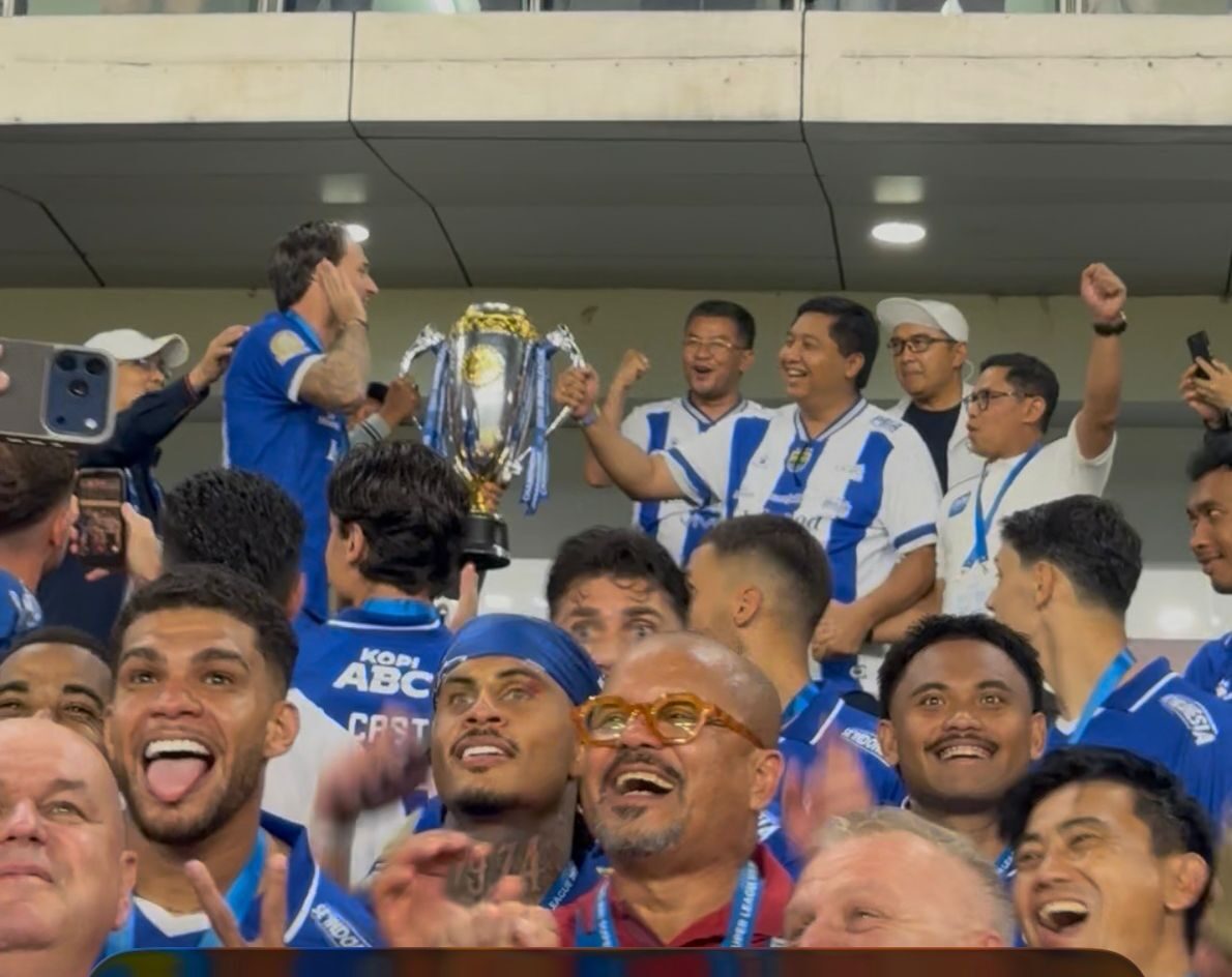 Persib Bandung resmi menjuarai BRI Super League 2025/26 setelah bermain imbang 0-0 melawan Persijap Jepara pada pekan ke-34 di Stadion Gelora Bandung Lautan Api (GBLA), Sabtu. Hasil tersebut memastikan Persib finis di puncak klasemen dengan 79 poin, unggul head to head atas Borneo FC Samarinda yang juga mengoleksi poin sama usai menang 7-1 atas Malut United FC.