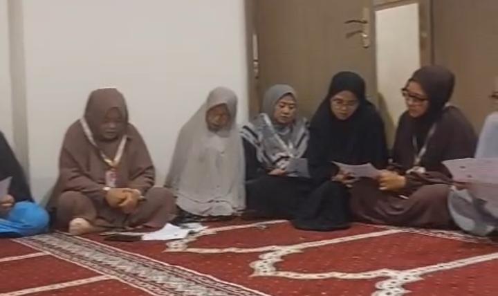 Jemaah haji KBIHU Multazam Tanjungsari, Kabupaten Sumedang, Jawa Barat yang tergabung dalam Kloter 29 KJT menggelar doa bersama dan istiqosah menjelang puncak pelaksanaan ibadah haji di Tanah Suci. Kegiatan berlangsung di Musholla Hotel Hassan Salem Aljufri 1 No. 813, Minggu (24/5/2026), sebagai persiapan spiritual dan mental menghadapi fase Armuzna.