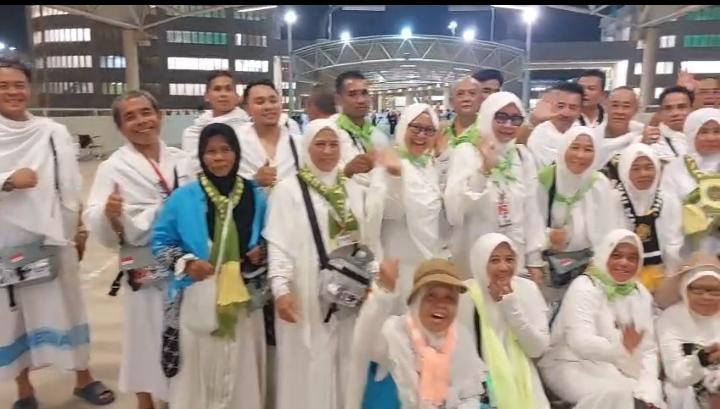Jamaah haji Kloter 29 KJT asal Kabupaten Sumedang, Jawa Barat, berhasil menyelesaikan prosesi lontar Jumrah Aqabah di Mina dengan lancar dan khusyuk pada 10 Dzulhijjah 1447 Hijriah.