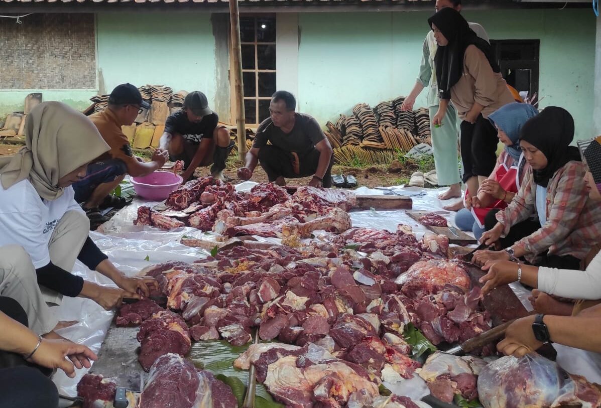 Yoshua Sirait salurkan satu ekor sapi kurban di Sumedang. Sebanyak 200 kantong daging dibagikan untuk warga dan Sahabat Yoshua Sumedang.