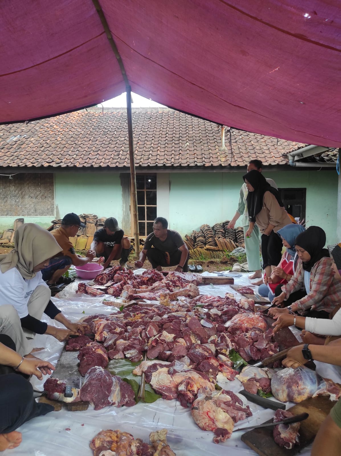Yoshua Sirait salurkan satu ekor sapi kurban di Sumedang. Sebanyak 200 kantong daging dibagikan untuk warga dan Sahabat Yoshua Sumedang.