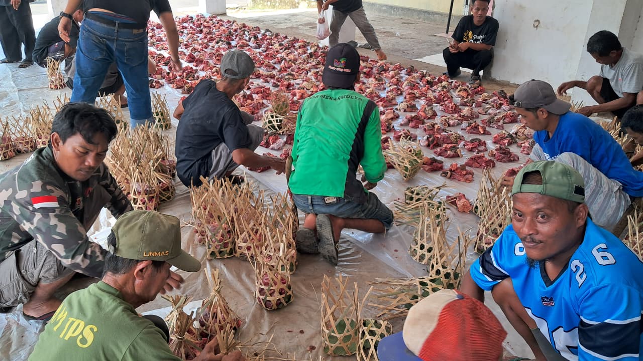 Panitia kurban di Dusun Cimuruy, Desa Mekarmulya, Kecamatan Situraja, Kabupaten Sumedang, untuk pertama kalinya mendistribusikan daging kurban menggunakan rinjing pada perayaan Iduladha 1447 Hijriah. Inovasi tersebut dilakukan guna mengurangi penggunaan sampah plastik sekaligus mendukung pelaku UMKM dan perajin anyaman bambu lokal.