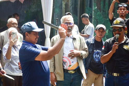Kejuaraan Lempar Pisau dan Kampak Bupati Sumedang Cup 2026 resmi digelar di Tahura Gunung Kunci dengan diikuti 130 peserta dari berbagai daerah.