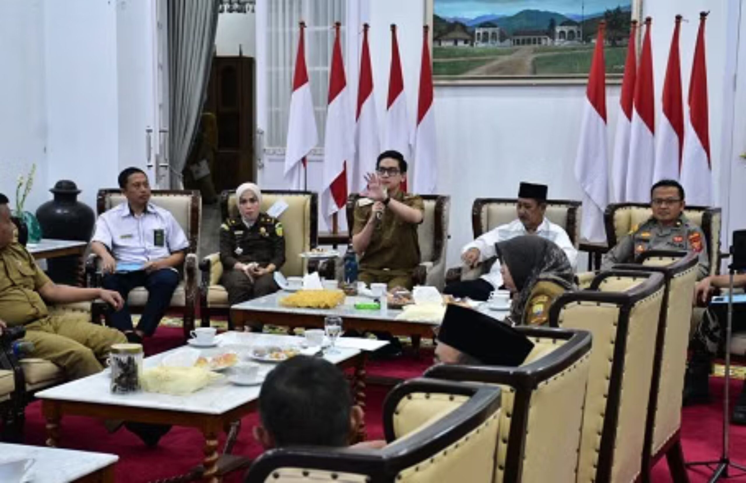 Wakil Bupati Sumedang, Muhammad Fajar Aldila, memimpin rapat koordinasi pengendalian inflasi daerah bersama perangkat daerah dan para pemangku kepentingan untuk memastikan distribusi barang berjalan lancar serta pasokan tetap tersedia.