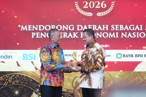 Dony Ahmad Munir meraih Disway Top Regional Leader Award 2026 kategori Pelopor Inovasi Pelayanan Publik Daerah atas komitmen meningkatkan layanan masyarakat.