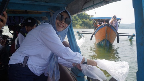 uti Ruswati menanam 78 pohon dan menebar 7.800 benih ikan di Jatigede dalam rangka HUT BKN ke-78 untuk mendukung pelestarian lingkungan.