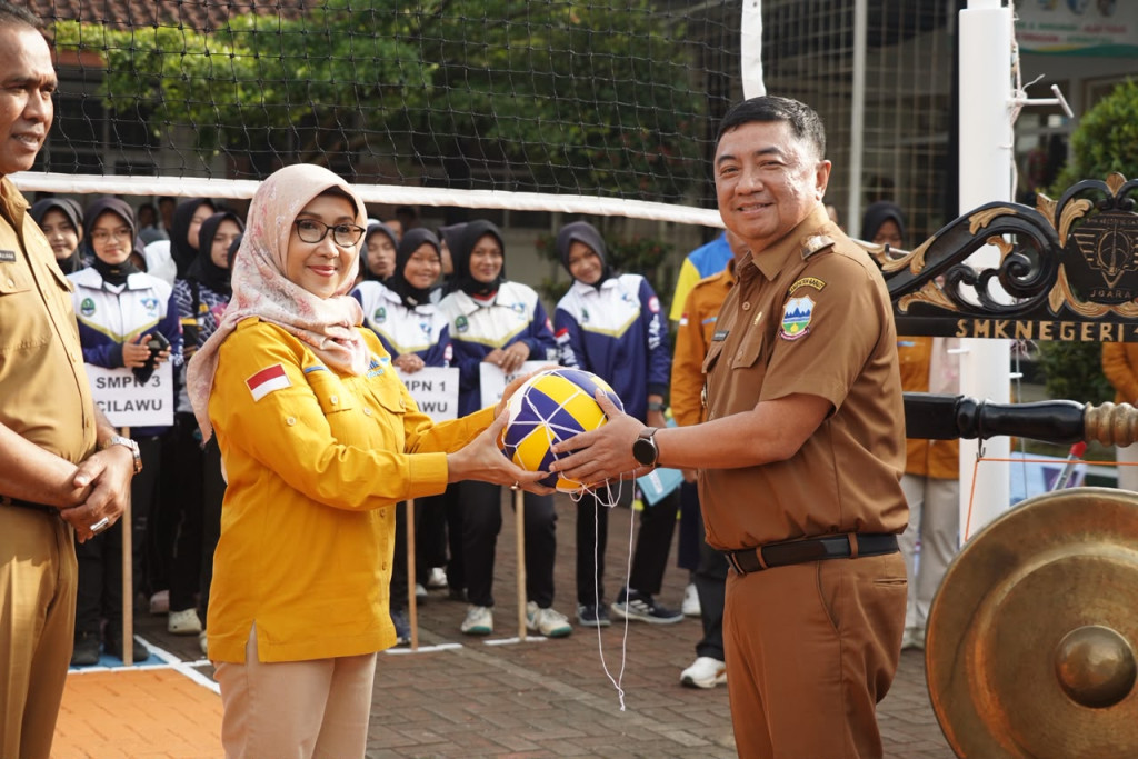 Bupati Garut, Abdusy Syakur Amin, secara resmi membuka perhelatan Invitasi Bola Voli ke-8 Tahun 2026 yang diselenggarakan di Lapangan Olahraga SMKN 10 Garut, Kecamatan Cilawu, Selasa (2/6/2026).