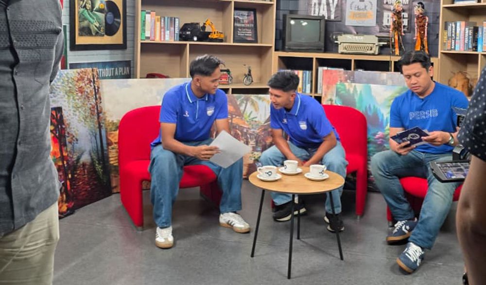 Pemain muda PERSIB Athaya Zahran dan Kevin Muhammad Islami Pasha memanfaatkan libur kompetisi untuk fokus kuliah sambil menyiapkan karier sepak bola.