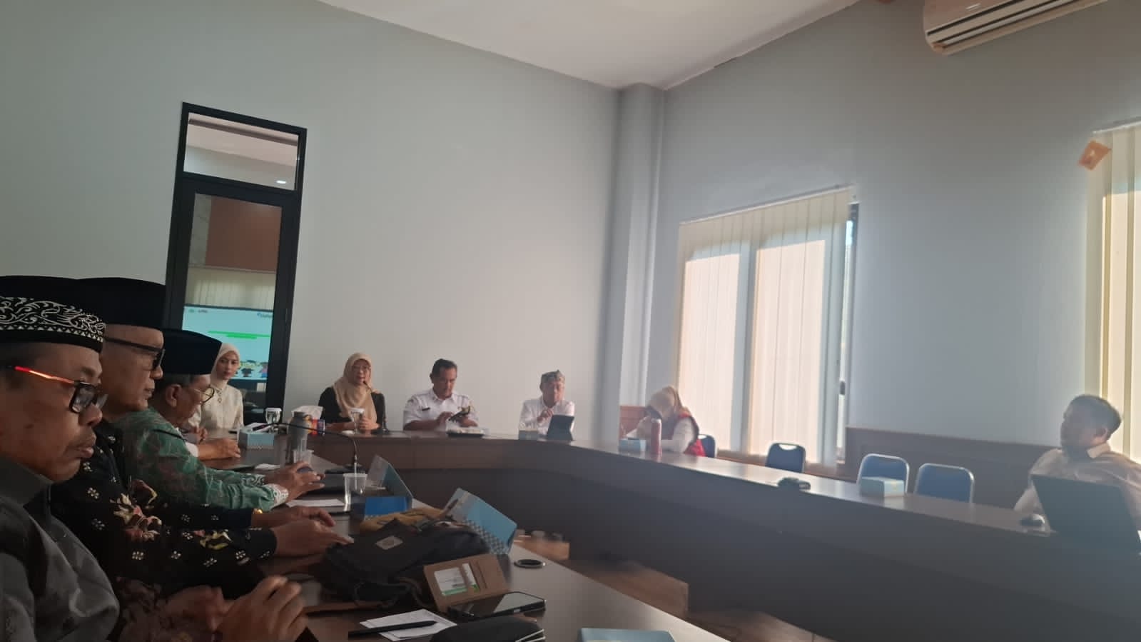 Asda Pemkesra Kabupaten Sumedang memimpin Rapat Koordinasi Fasilitasi Kepulangan Jemaah Haji 2026 di Ruang Rapat Asda Pemkesra, Rabu (10/06/2026), guna memastikan kesiapan dan kelancaran proses pemulangan jemaah haji.