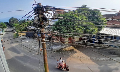 Penataan kabel telekomunikasi Jatinangor mulai disurvei Diskominfosanditik Sumedang. Seluruh kabel ditargetkan dipasang di bawah tanah.