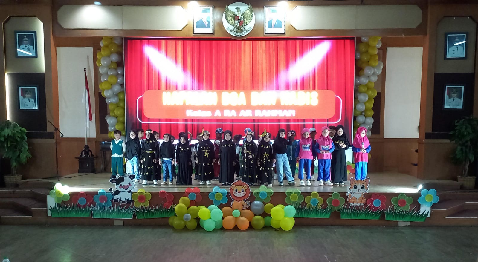 Graduation Day RA AR RAHMAN Sumedang berlangsung meriah dengan wisuda angkatan ke-21 dan penampilan seni siswa bersama orang tua di Aula Tampomas PPS.