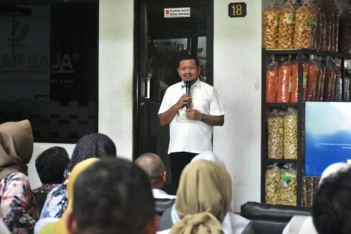 UMKM Sumedang didorong memiliki mimpi besar agar naik kelas. Bupati Dony Ahmad Munir menekankan kualitas produk, inovasi, dan jejaring usaha.