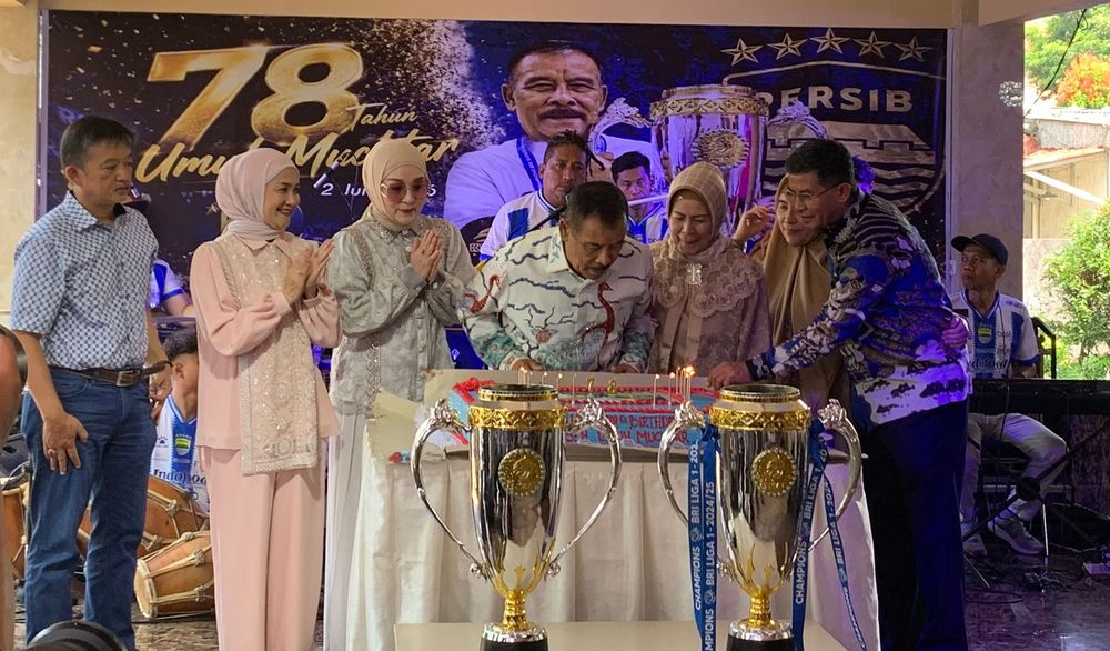 Umuh Muchtar merayakan ulang tahun ke-78 di Tanjungsari, Sumedang. Keluarga besar dan manajemen PERSIB hadir dalam acara syukuran penuh kehangatan.