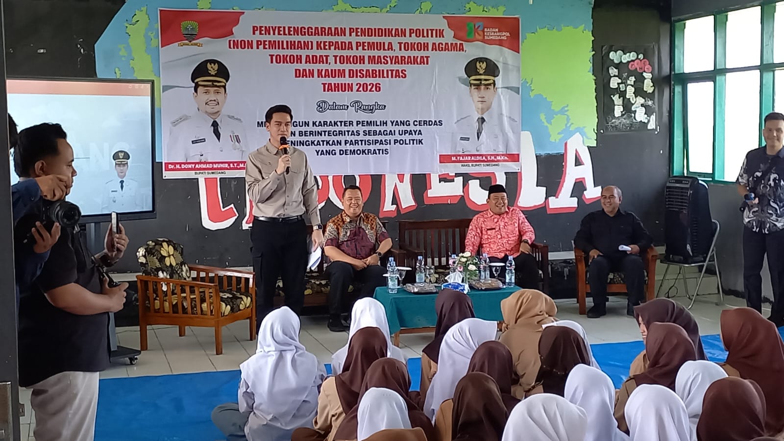 Badan Kesatuan Bangsa dan Politik (Bakesbangpol) Kabupaten Sumedang menggelar Pendidikan Politik (Non Pemilihan) bagi pemilih pemula, tokoh agama, tokoh adat, dan tokoh masyarakat di Kampus MAN 2 Sumedang.