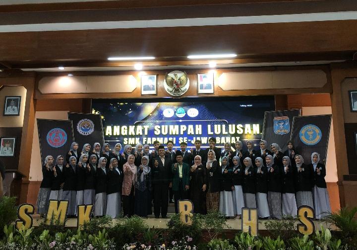 Angkat Sumpah Profesi Farmasi dan Appreciation Day SMK Bina Harapan Sumedang melepas 52 lulusan siap kerja dan melanjutkan pendidikan tinggi.