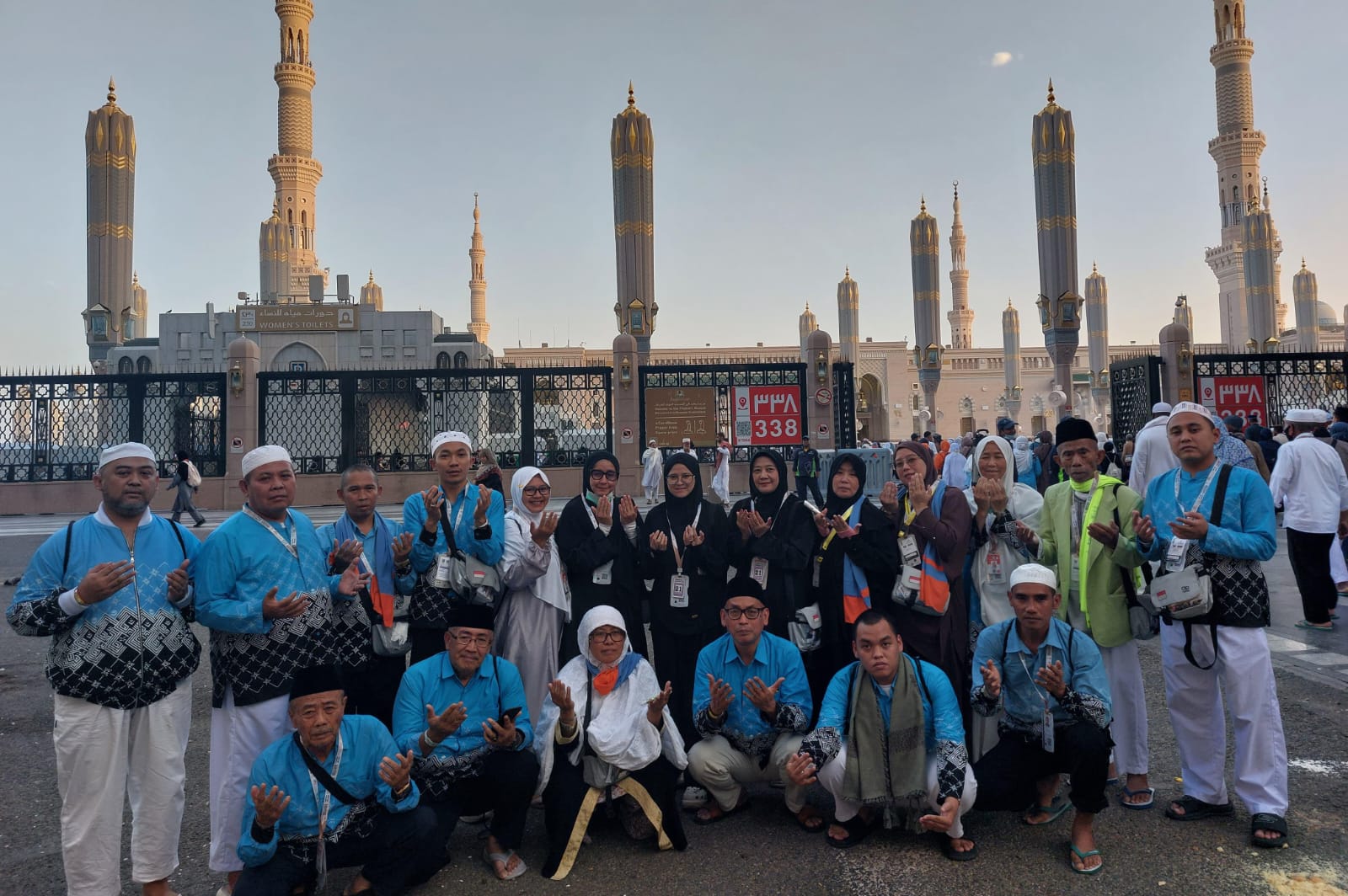 Jemaah Haji Kloter 29 KJT Jawa Barat tiba di Madinah dengan selamat setelah menempuh perjalanan enam jam dari Makkah dan langsung beribadah di Masjid Nabawi.